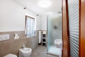 Shower, hair dryer, towels - Holiday Apartment 'Da Lule' with Mountain View, Balcony and Wi-Fi (Charvensod)