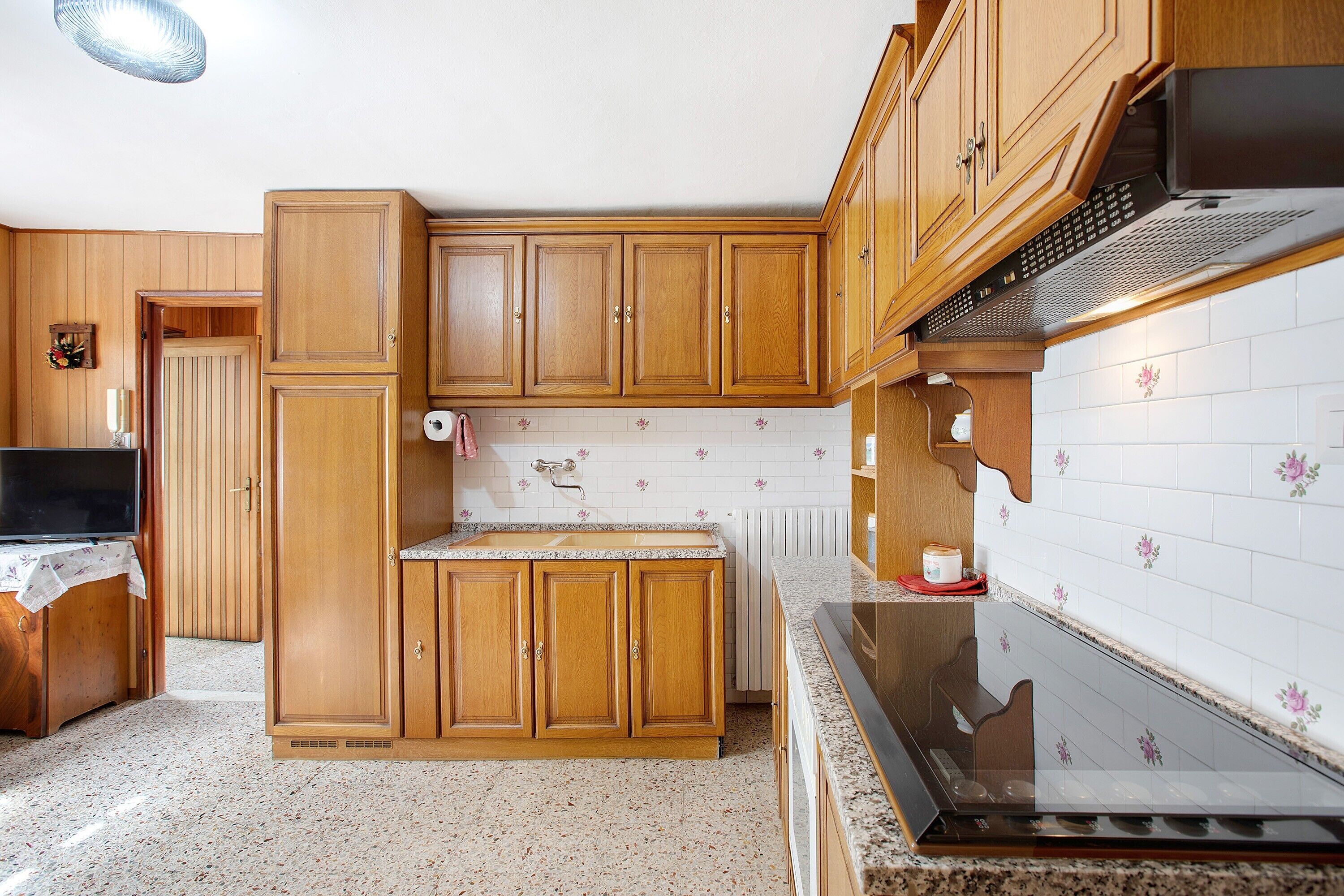 Jääkaappi, uuni, liesi, keittoastiat/astiat/ruokailuvälineet