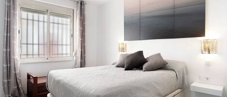 2 عدّة غرف نوم ومكواة/لوح كي وواي فاي مجانًا وملاءات أسرّة