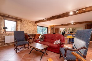 Chimenea, tenis de mesa y estéreo 