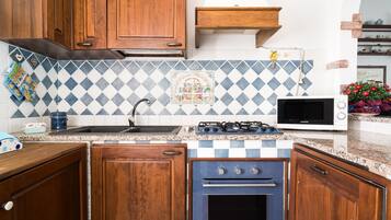 Een koelkast, een oven, een kookplaat, een vaatwasser