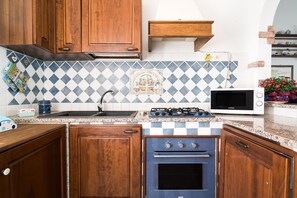 Fridge, oven, stovetop, dishwasher - Holiday Apartment "Casa Masala" with Private Terrace & Shared Garden (Irgoli)