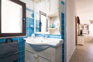 Douche, séchoir à cheveux, serviettes fournies