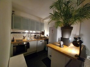 Frigorifero, microonde, forno, piano cottura