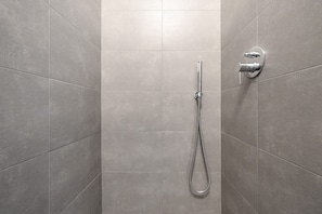Douche, sèche-cheveux, serviettes fournies