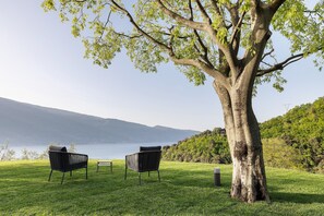 Terrace/patio - Holiday Apartment "Ca' Scaì Agrifugium Elià" with Lake View, Shared Pool and Wi-Fi (Tignale)