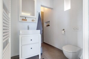 Dusche, kostenlose Toilettenartikel, Haartrockner, Handtücher