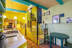 Fridge, microwave, oven, stovetop - Holiday Cottage 'El Nido' with Pool, Mountain View & Wi-Fi (Órgiva)