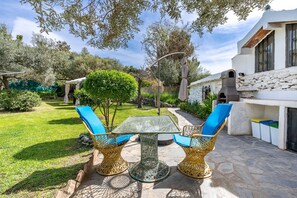 Outdoor dining - Holiday Cottage 'El Nido' with Pool, Mountain View & Wi-Fi (Órgiva)