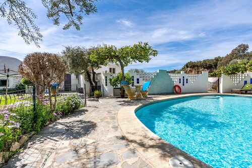 Holiday Cottage 'El Nido' with Pool, Mountain View & Wi-Fi