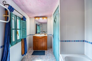 Shower, hair dryer, towels - Holiday Cottage 'El Nido' with Pool, Mountain View & Wi-Fi (Órgiva)