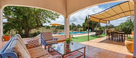 تناول الطعام بالخارج