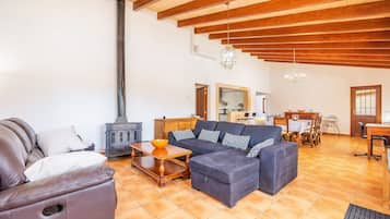 Een televisie, een open haard, een dvd-speler en een stereo