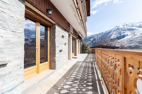 Property grounds. Apartment "Albiez Montrond" with Mountain View, Balcony and Wi-Fi