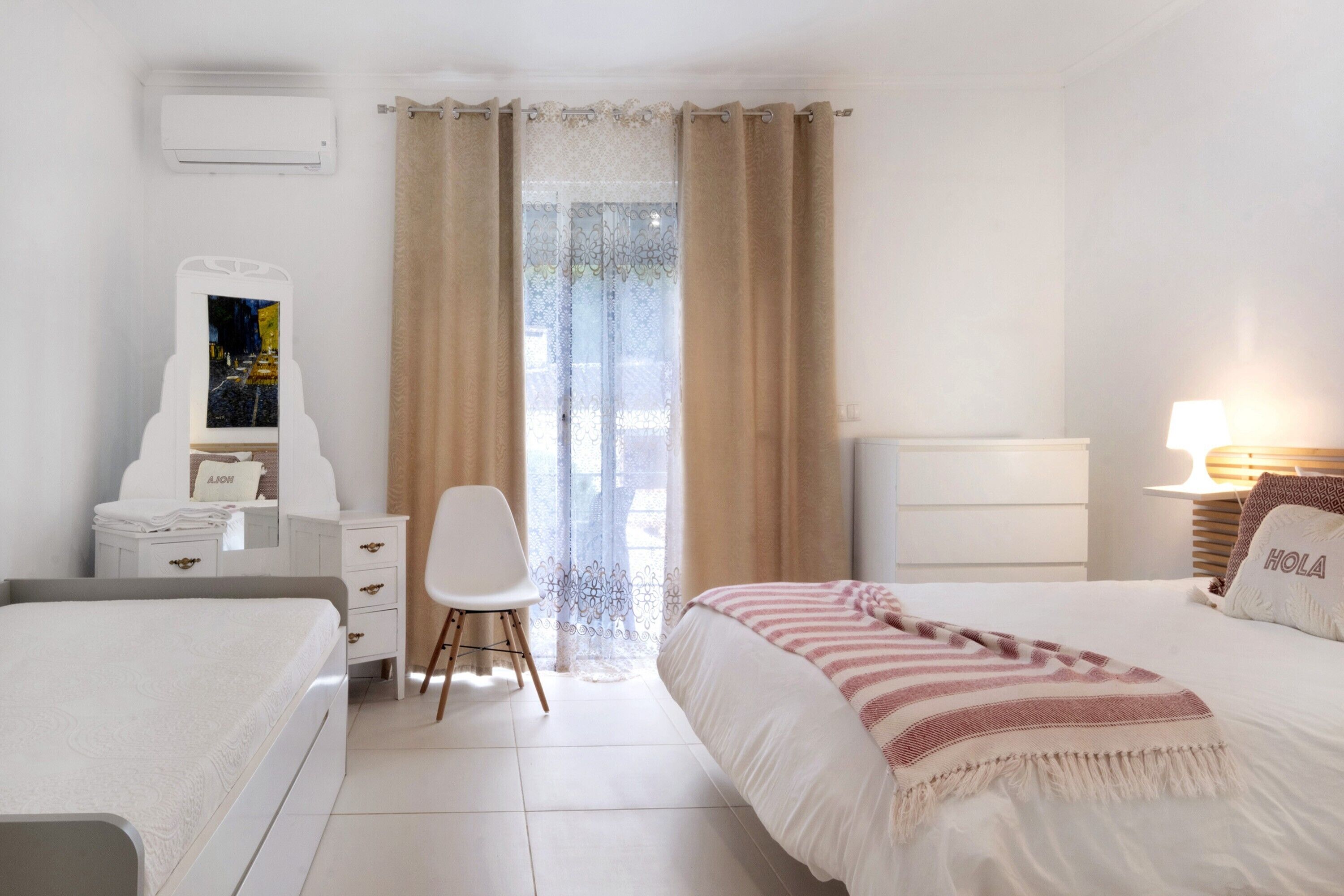 1 habitación, tabla de planchar con plancha, wifi gratis y ropa de cama 