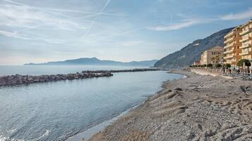 Una spiaggia nelle vicinanze
