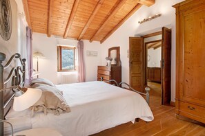 3 bedrooms, bed sheets