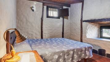 4 bedrooms, iron/ironing board, bed sheets