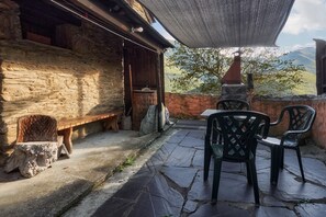 Outdoor dining - Holiday Home 'Carriles Romanos' with Mountain Views, Shared Pool and Private Terrace (Odollo)