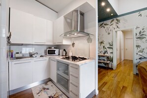 Kühlschrank, Mikrowelle, Herdplatte, Geschirrspüler