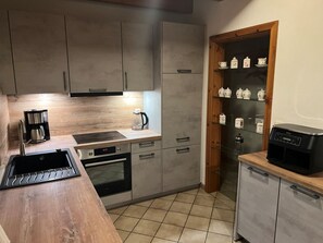 Een koelkast, een oven, een kookplaat, een vaatwasser