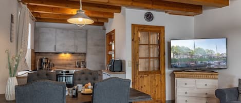 Réfrigérateur, un four, surface de cuisson, lave-vaisselle