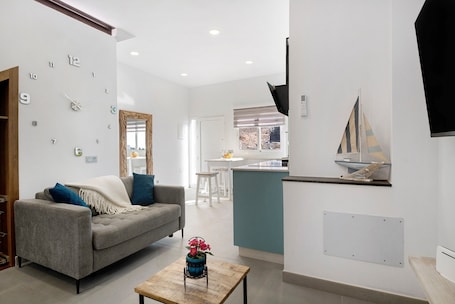 TV. Vacation Studio 'Casa Mara 1' with Sea Views, Wi-Fi and Air Conditioning