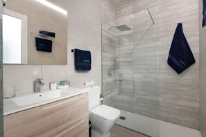 Shower, hair dryer, towels - Vacation Studio 'Casa Mara 1' with Sea Views, Wi-Fi and Air Conditioning (Playa Quemada)