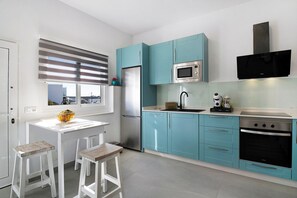 Fridge, microwave, oven, stovetop - Vacation Studio 'Casa Mara 1' with Sea View, Wi-Fi and Air Conditioning (Playa Quemada)