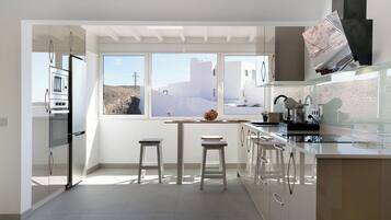 Frigorífico, microondas, horno y placa de cocina