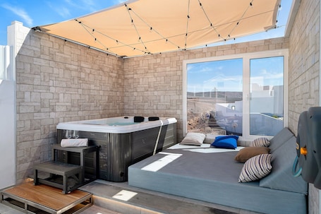 Outdoor spa tub. Vacation Studio 'Casa Mara 2' with Sea View, Wi-Fi and Air Conditioning