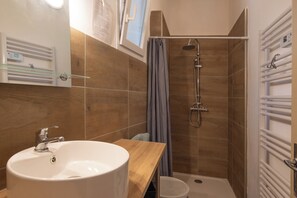 Een douche, handdoeken