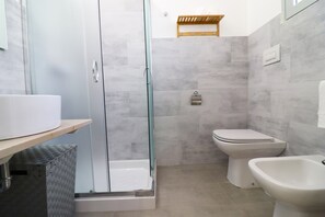 Dusche, Haartrockner, Handtücher