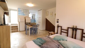 Une chambre à coucher avec un lit, un bureau et une chaise au fond.