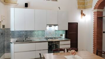Frigorifero, forno, piano cottura, lavastoviglie