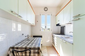 Een koelkast, een kookplaat, een koffiezetapparaat/waterkoker