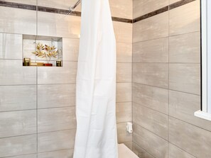 Ducha, secador de pelo y toallas