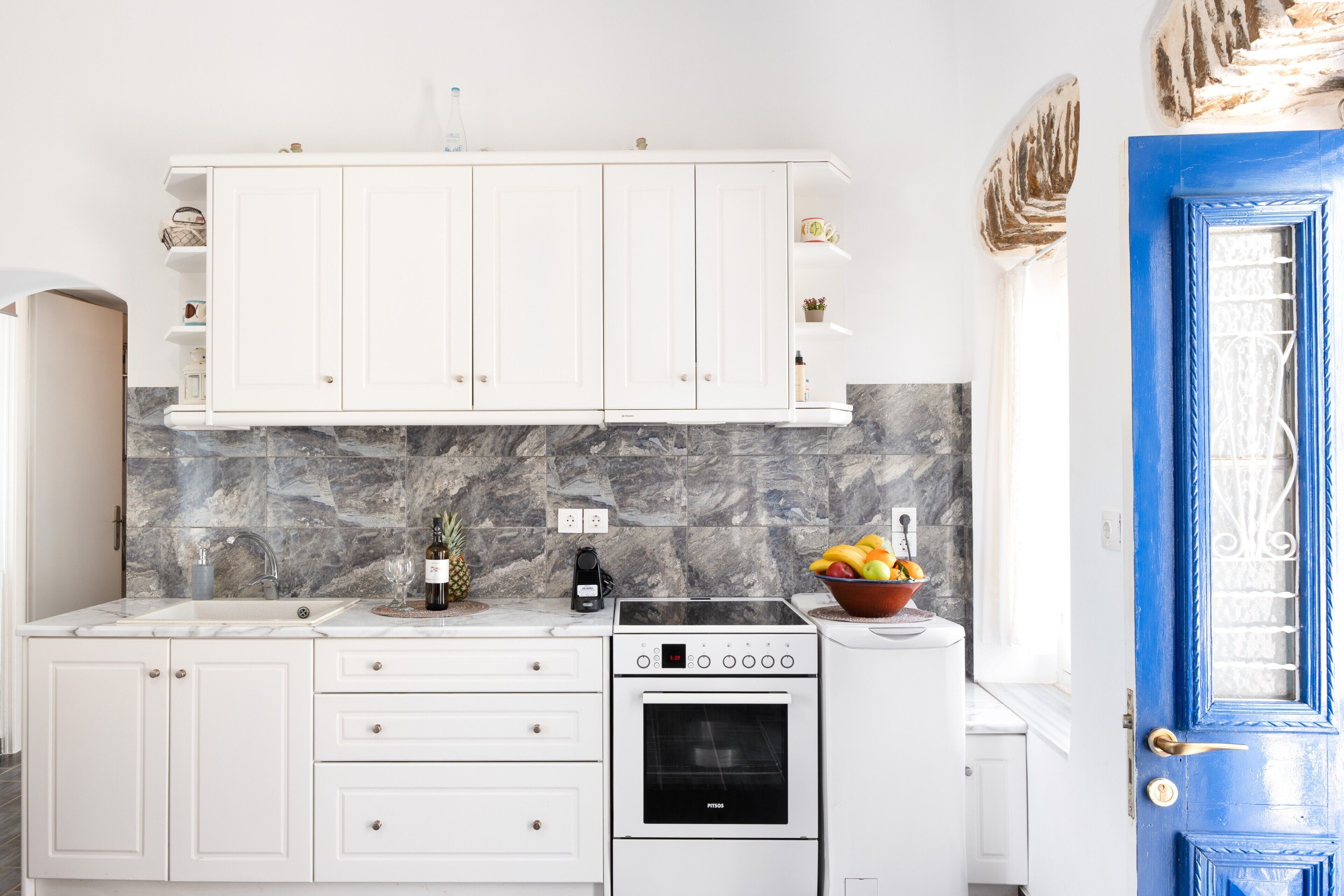 Fridge, oven, stovetop, coffee/tea maker