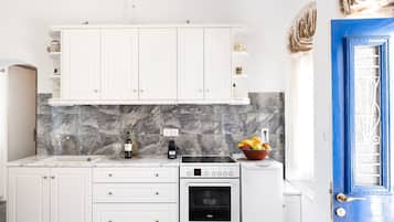 Fridge, oven, stovetop, coffee/tea maker