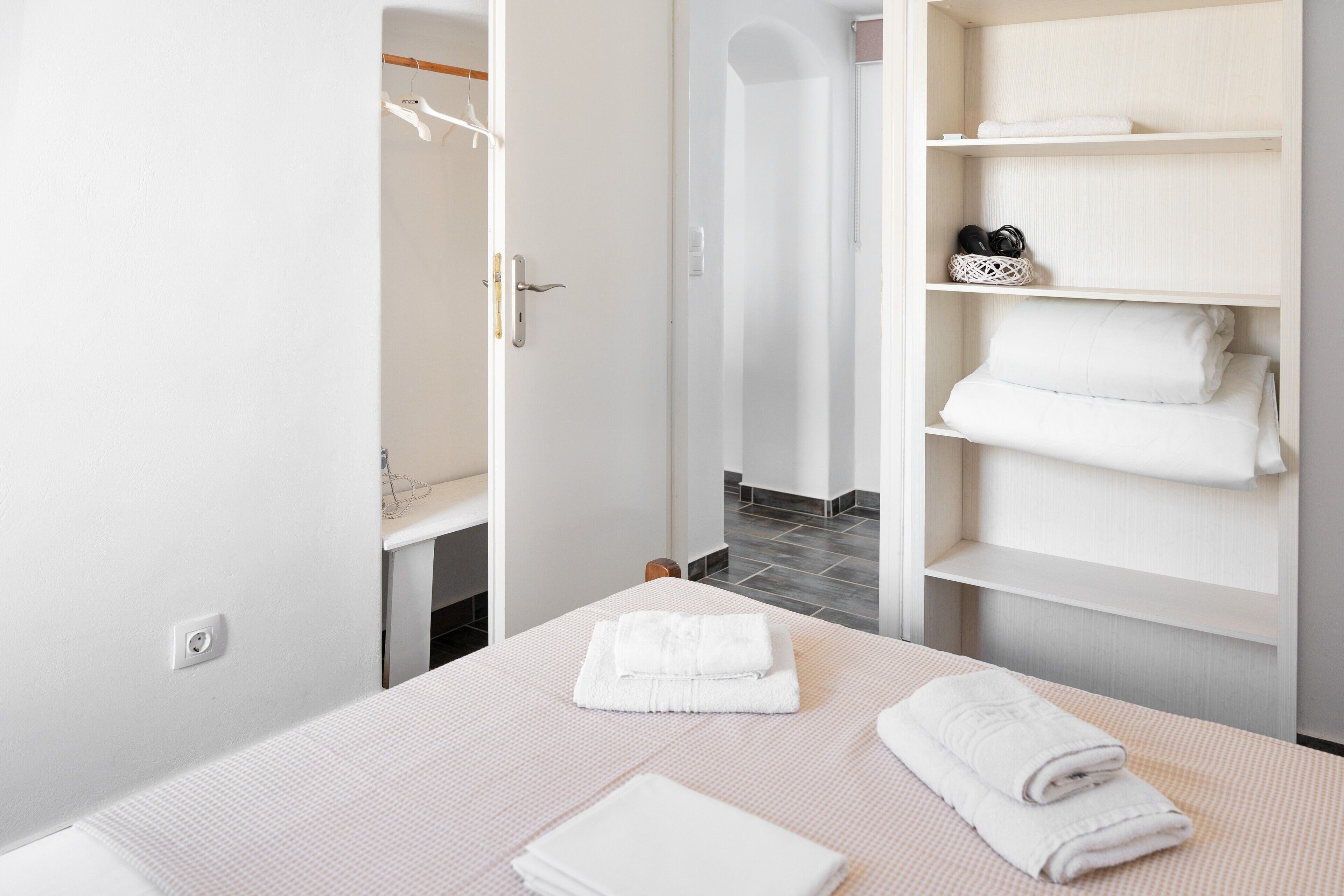 1 slaapkamer, een strijkplank/strijkijzer, gratis wifi, beddengoed