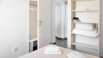 1 slaapkamer, een strijkplank/strijkijzer, gratis wifi, beddengoed