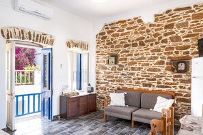 TV - Apartment 'Olga's House Kythnos' with Balcony (??????)