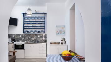 Kühlschrank, Ofen, Herdplatte, Wasserkocher mit Kaffee-/Teezubehör