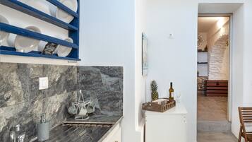 Fridge, oven, stovetop, coffee/tea maker