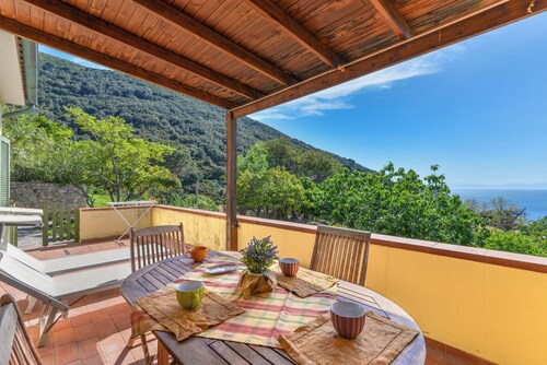 Apartment 'Pettirosso Casa Vai' with Sea View, Wi-Fi and Air Conditioning