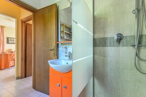Dusche, Haartrockner, Handtücher