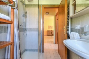 Een douche, een haardroger, handdoeken