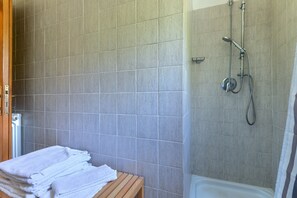 Een douche, gratis toiletartikelen, een haardroger, handdoeken