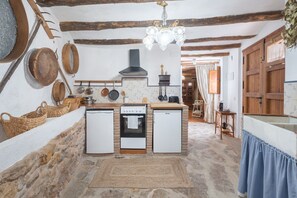 Fridge, microwave, oven, stovetop - Holiday Home 'La Casa Del Herrero' with Private Terrace and Wi-Fi (Villanueva de Viver)