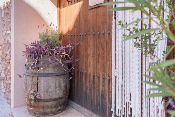 Exterior detail - Holiday Home 'La Casa Del Herrero' with Private Terrace and Wi-Fi (Villanueva de Viver)